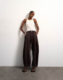 Cocoon mid rise barrel jean in chocolate