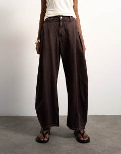 Model wearing Cocoon mid rise barrel jean in chocolate