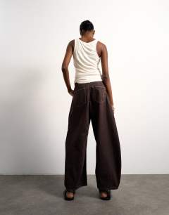 Model wearing Cocoon mid rise barrel jean in chocolate