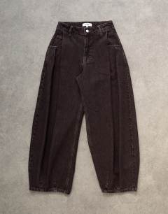 Model wearing Cocoon mid rise barrel jean in chocolate