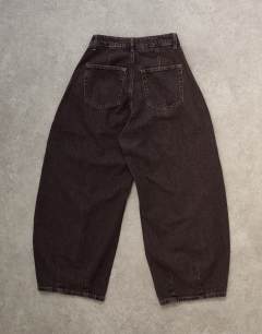 Model wearing Cocoon mid rise barrel jean in chocolate