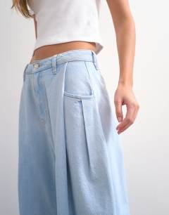 Model wearing Cocoon mid rise barrel jean in super bleach