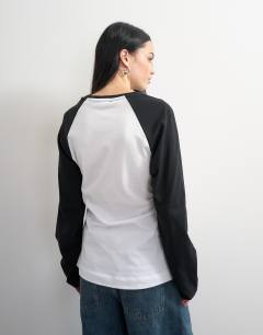 Model wearing Colour block cinched waist long sleeve raglan t-shirt in mono
