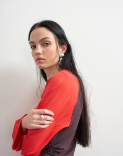 Model wearing Colour block cinched waist long sleeve raglan t-shirt in red brown