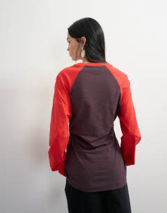 Model wearing Colour block cinched waist long sleeve raglan t-shirt in red brown