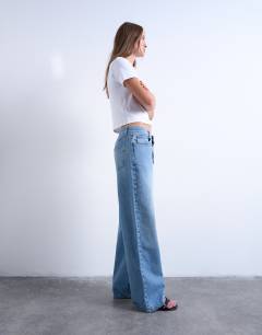 Model wearing Column mid rise jean in bleach