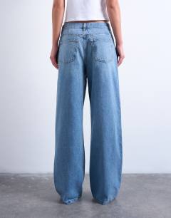 Model wearing Column mid rise jean in bleach