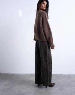 Model wearing Column mid rise jean in brown crackle
