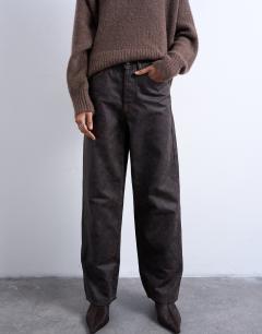 Model wearing Column mid rise jean in brown crackle