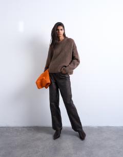Model wearing Column mid rise jean in brown crackle