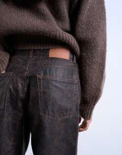 Model wearing Column mid rise jean in brown crackle