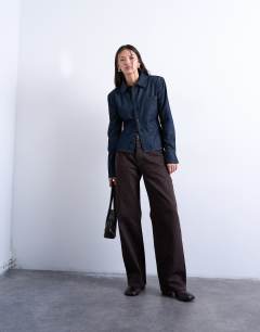 Model wearing Column mid rise jean in brown rinse