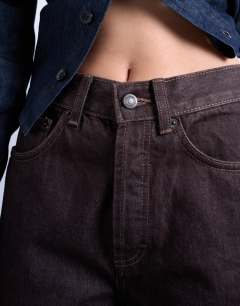 Model wearing Column mid rise jean in brown rinse
