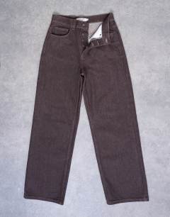 Model wearing Column mid rise jean in brown rinse