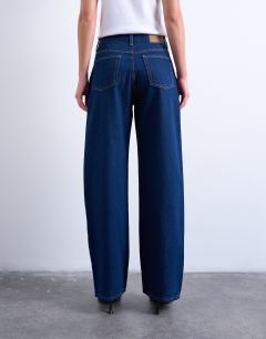 Model wearing Column mid rise jean in indigo rinse