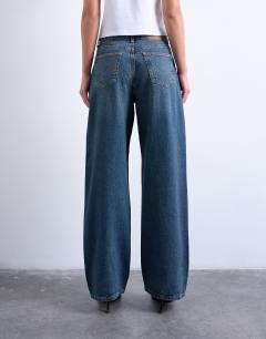 Model wearing Column mid rise jeans in blue black