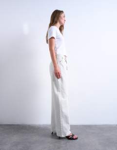 Model wearing Column mid rise jeans in bone