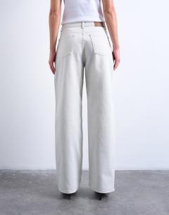 Model wearing Column mid rise jeans in bone