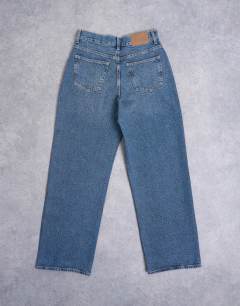 Model wearing Column mid rise jeans in deep blue