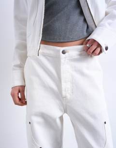 Model wearing Column mid rise straight jean with utility pockets in ecru