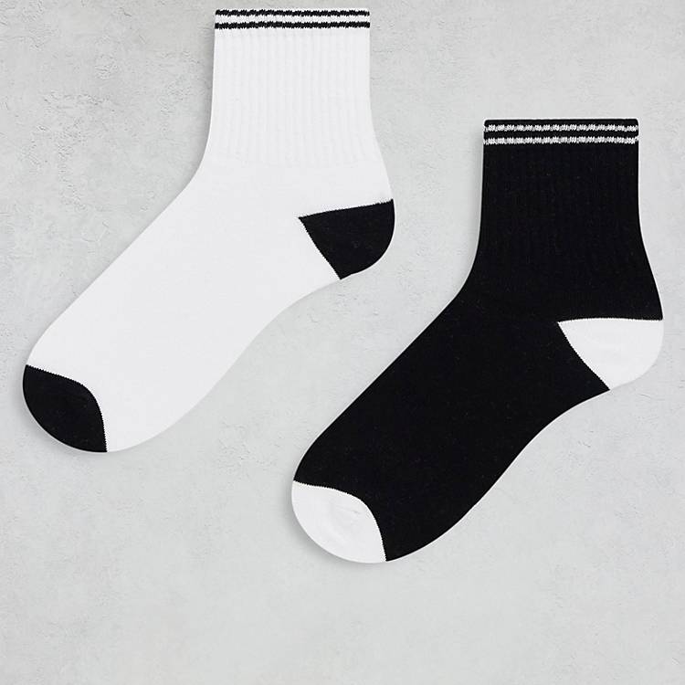 Asos Sport & Swimwear Abbigliamento sportivo Intimo sportivo Confezione da due paia di calze sportive bianche e nere 