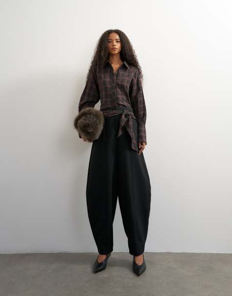 Topshop conjunto a cuadros en contraste con pantalón barrel cruzado negro - view 1