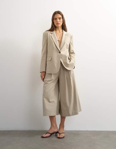 Topshop - Conjunto beis de americana y pantalones capri de pernera ancha con pinzas y cinturón - view 1