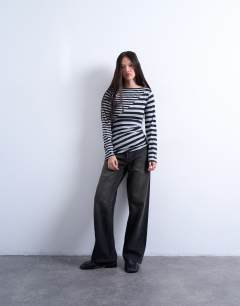 Model wearing Contrast stripe ruched long sleeve top in grey