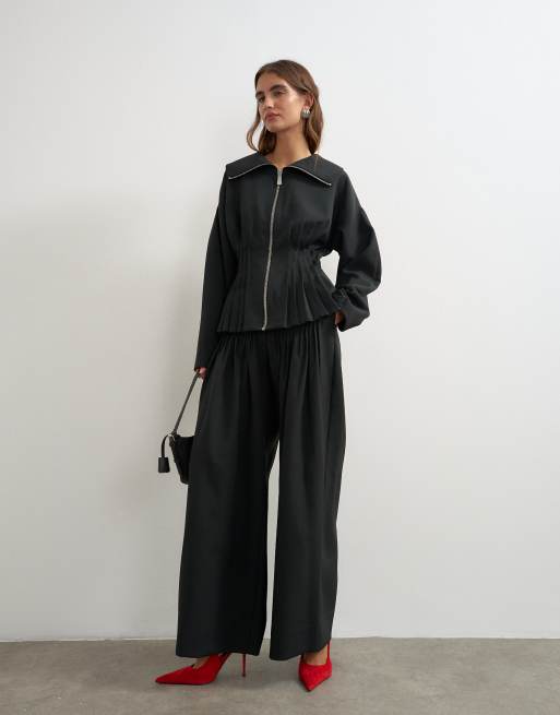 Topshop - Coordinato nero con giacca sportiva stretta in vita e pantaloni a fondo ampio con pieghe, 1 di 3