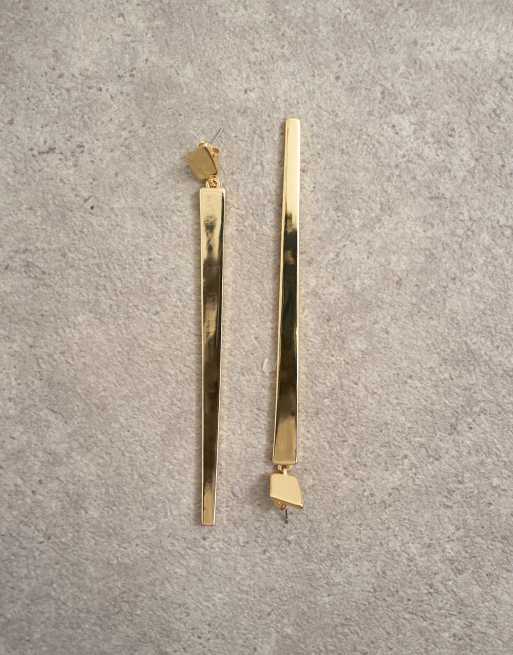 Topshop – Cora – Asymmetrische Ohrstecker in Goldoptik mit Anhänger, 2 von 3