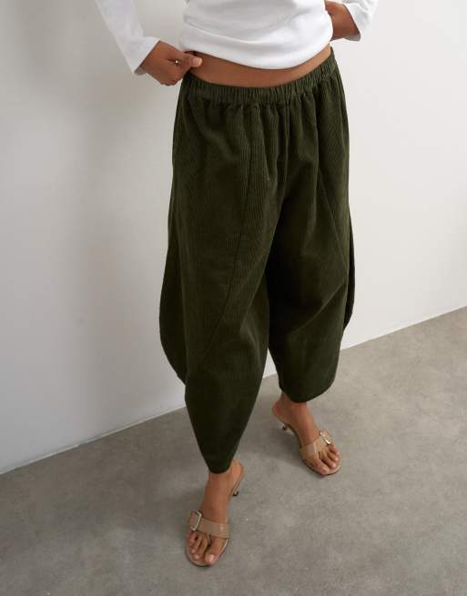Topshop Cordhose in mittlerer Länge mit ovalem Bein in Grün, 2 von 5