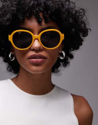 Topshop - Corfu - Große, runde Sonnenbrille in Senfgelb