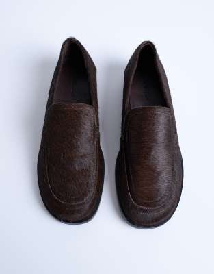 Topshop - Corrie - Flache Loafer aus echtem Leder mit Ponyfell-Optik in Schokobraun