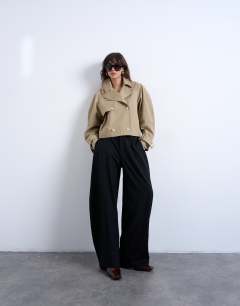 Model wearing Cotton ovoid sleeve short trench in beige