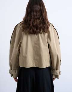 Model wearing Cotton ovoid sleeve short trench in beige