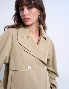Model wearing Cotton ovoid sleeve short trench in beige