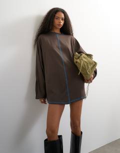 Model wearing Cotton rich rolled sleeve mini dress with blue contrast topstitching in chocolate