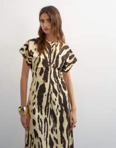 Model wearing Cotton twill structured drop shoulder maxi dress in mono animal print