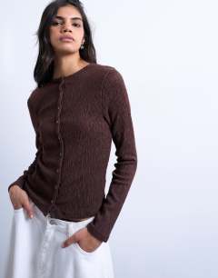 Model wearing Crinkle button down long sleeve top in chocolate brown