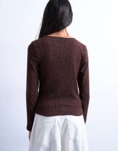 Model wearing Crinkle button down long sleeve top in chocolate brown