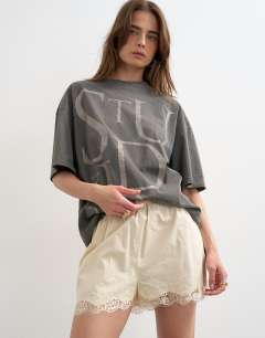Crinkle lace trim short in ecru