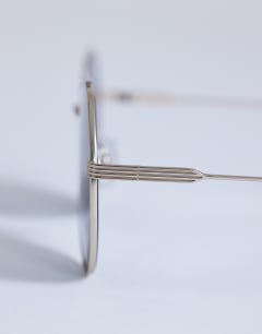 Model wearing Croatia aviator metal frame sunglasses in gold