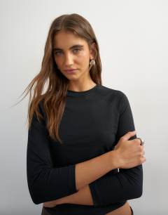 Model wearing Crop sleeve clean raglan top in black