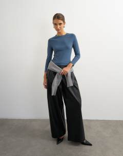 Model wearing Crop sleeve clean raglan top in grey blue