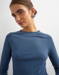 Model wearing Crop sleeve clean raglan top in grey blue