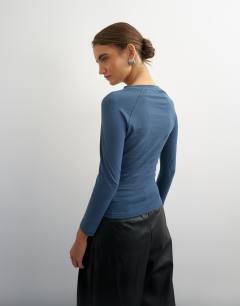Model wearing Crop sleeve clean raglan top in grey blue