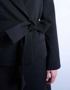 Model wearing Cropped belted boxy blazer in black 