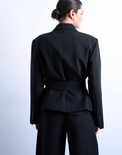 Model wearing Cropped belted boxy blazer in black 
