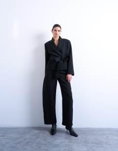 Model wearing Cropped belted boxy blazer in black 