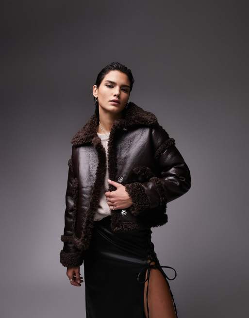 Topshop - Cropped car jas van imitatieleer met randen van imitatiebont in chocoladebruin 